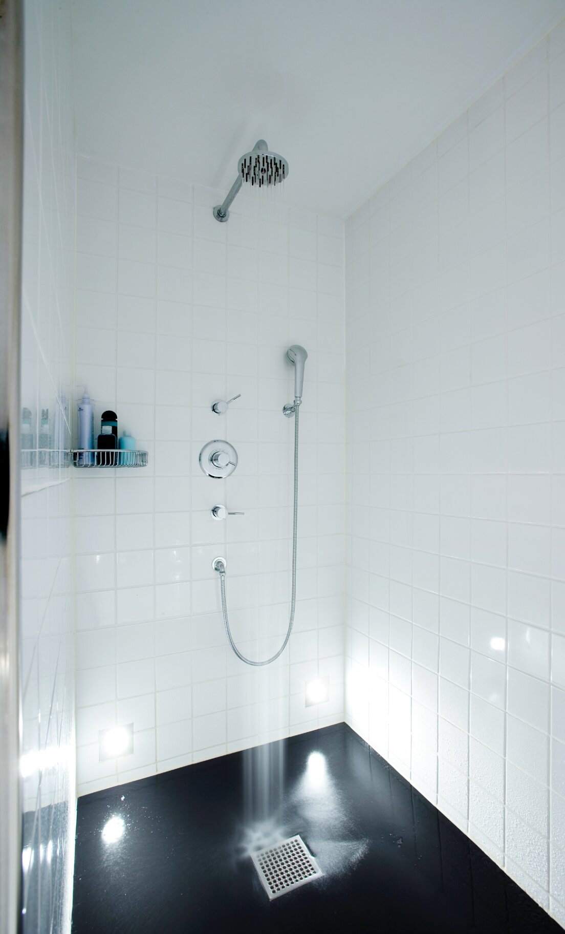 Dusche, schwarzer Boden