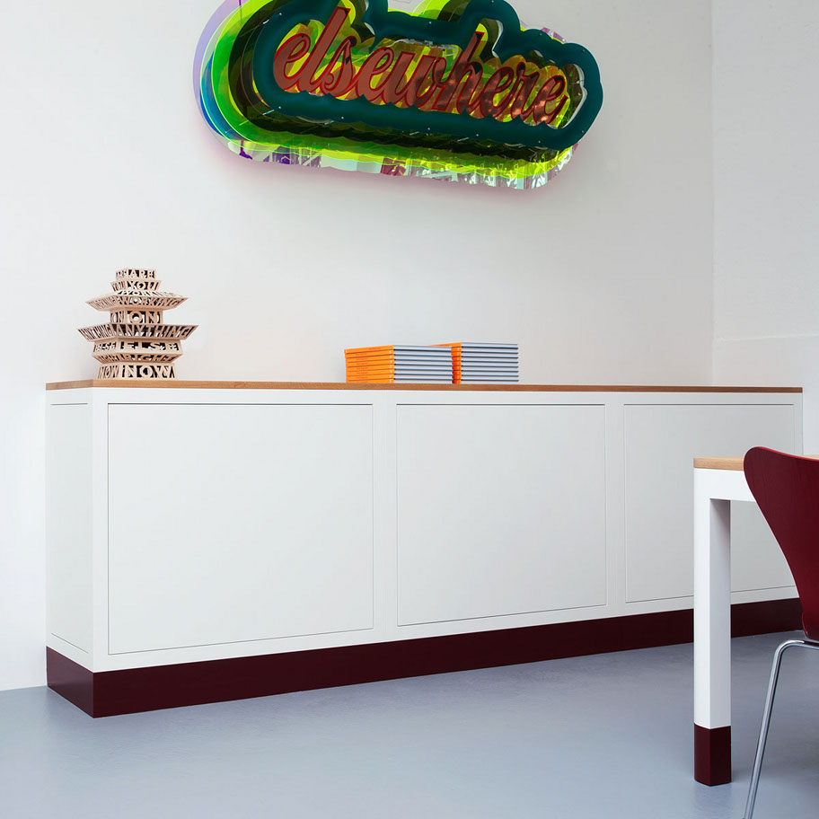 Sideboard mit Kunst