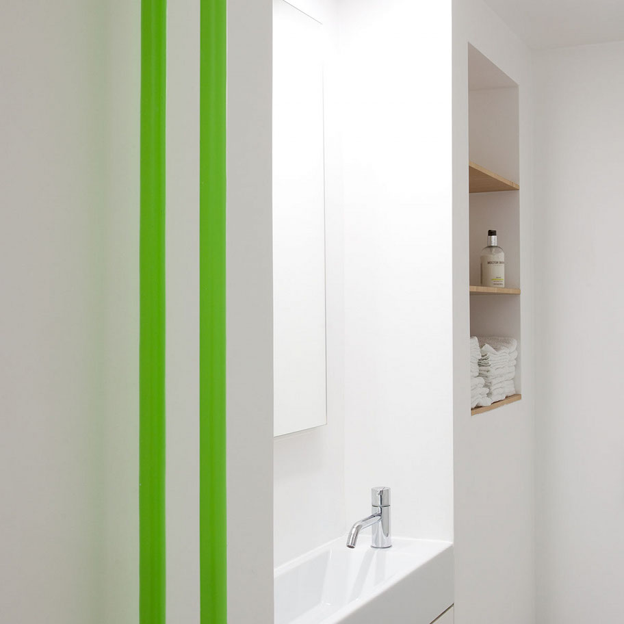 Toilette, grüne Rohre