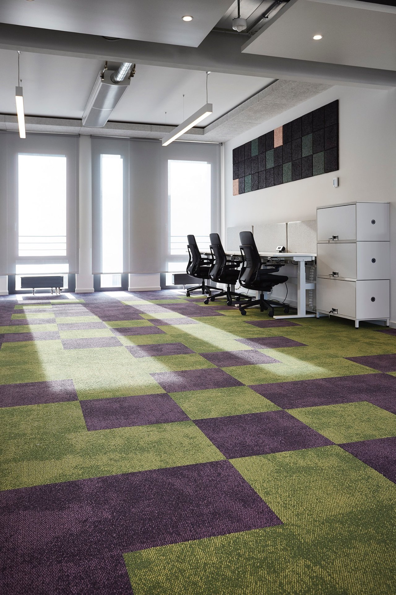 Open Space mit Schachbrettteppich