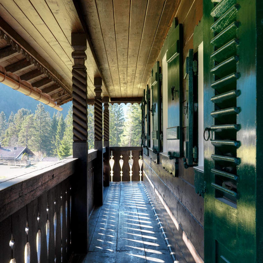 Korridor mit grünen Fensterläden