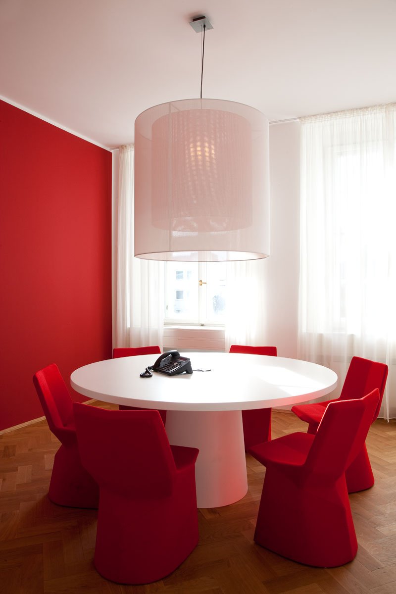 Besprechung, roter Akzent