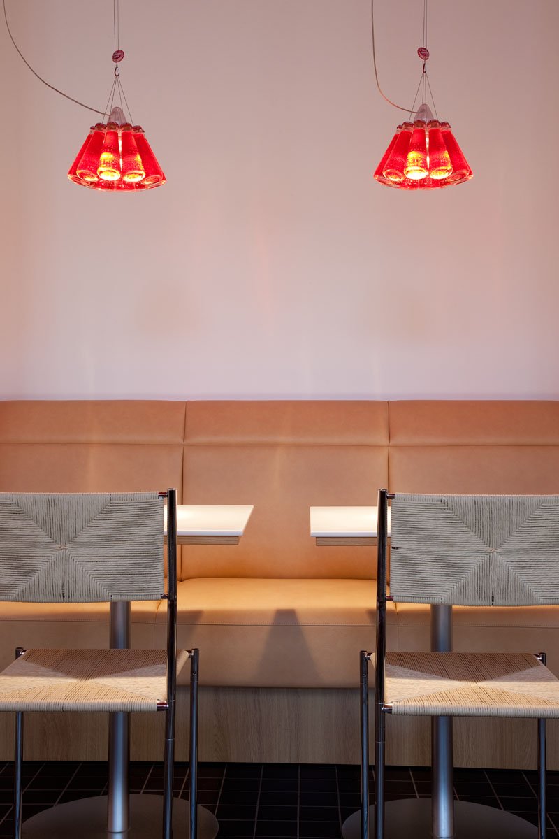 Cafeteria, Bank und Leuchten