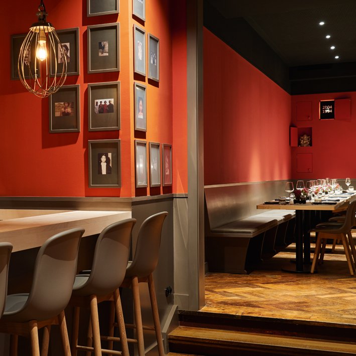 Bar mit Bilderwand