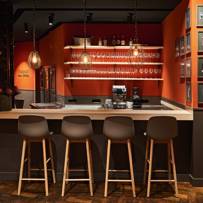 Bar, frontale Ansicht