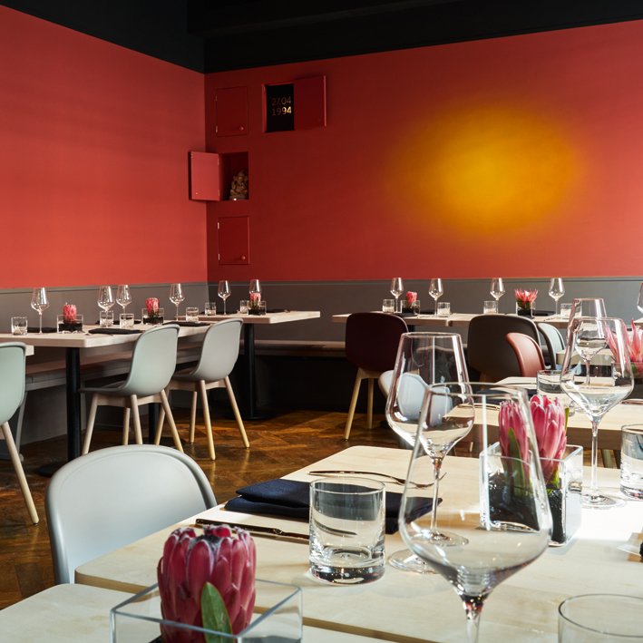 Speisesaal mit Sonnen-Wandbild