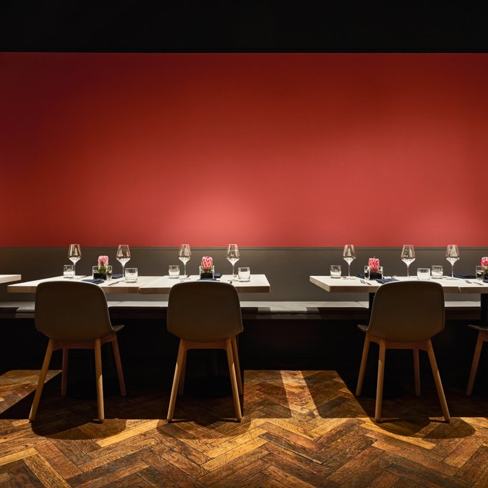 Speisesaal, Tafel an roter Wand